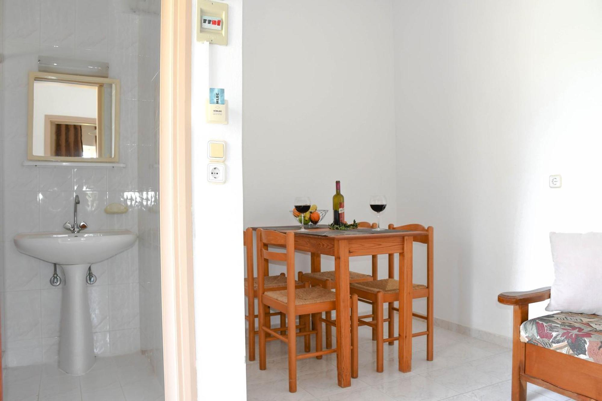 Litinas Apartments With Pool Agia Marina Exteriör bild